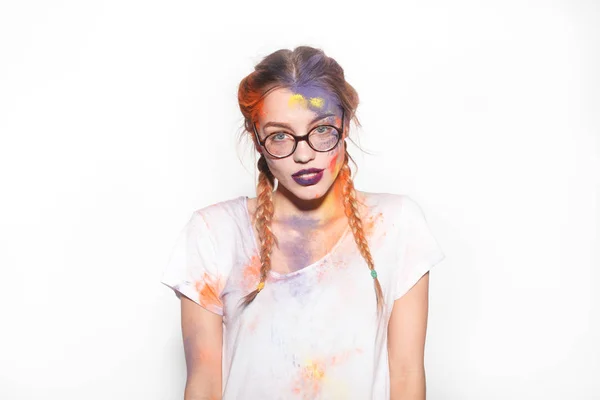 Menina atraente com cores Holi no rosto — Fotografia de Stock