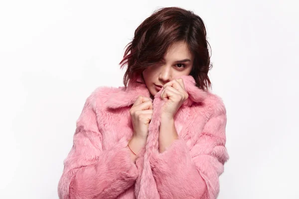 Bella ragazza coccola in cappotto rosa — Foto Stock