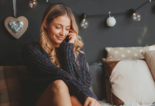 Chica alegre en casa hablando de teléfono —  Fotos de Stock