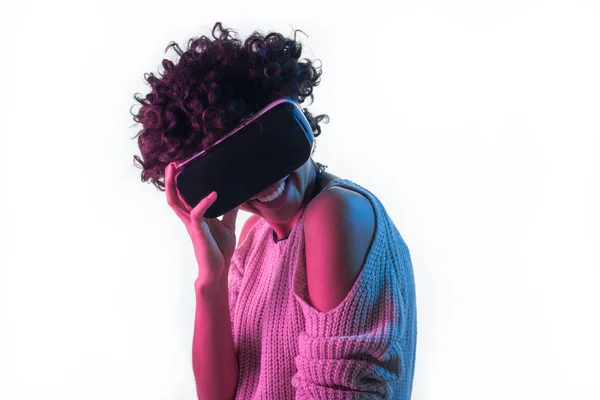 Chica alegre tocando los auriculares VR — Foto de Stock