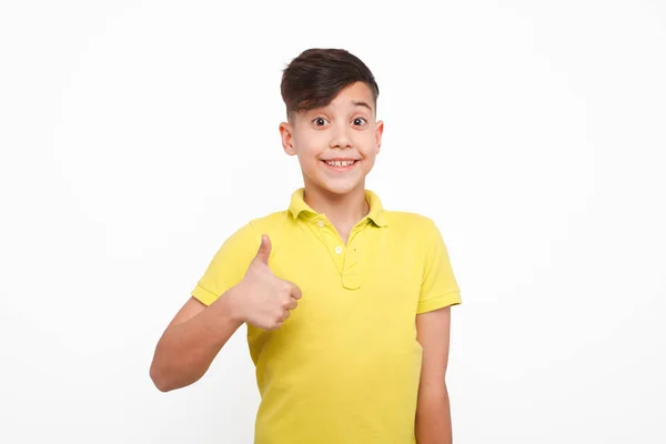 Усміхнений хлопчик показує великий палець вгору — стокове фото