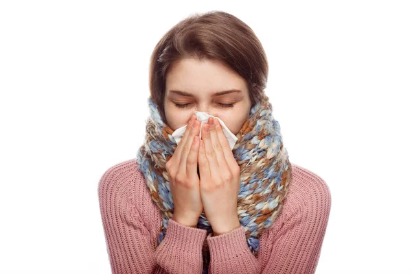 Kranke Frau niest auf weißem Hintergrund — Stockfoto