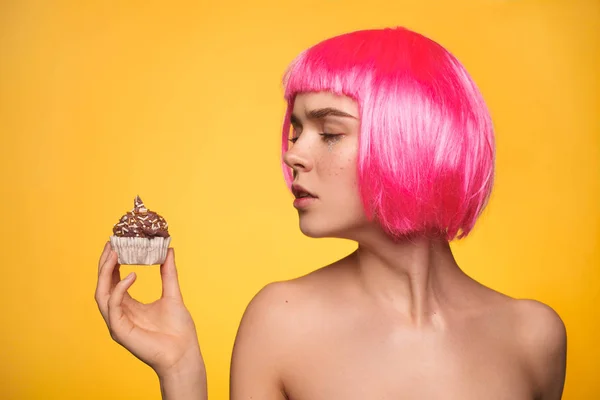 Brillante giovane ragazza in posa con cupcake — Foto Stock