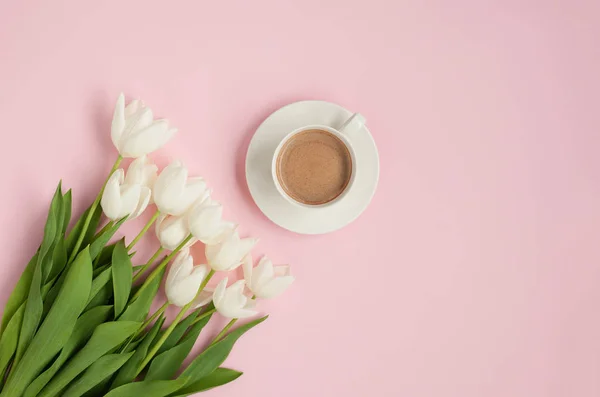 Kawa kubek i białe tulipany — Zdjęcie stockowe