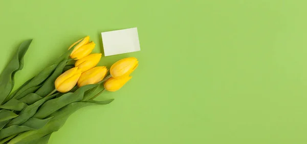黄色郁金香束和空卡 — 图库照片