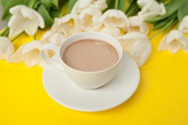 Kahve fincanı ve beyaz buket