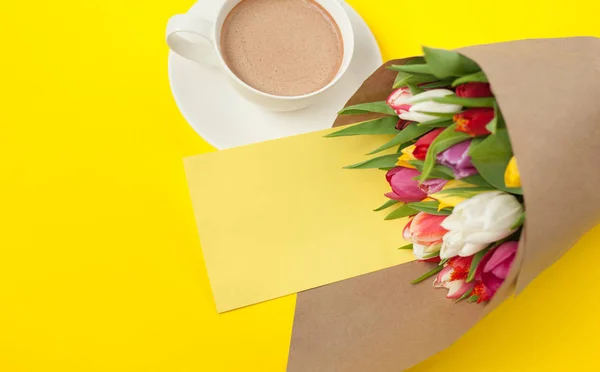 Kaffeetasse und helle Tulpen — Stockfoto