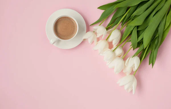 Białe tulipany bukiet i coffee cup — Zdjęcie stockowe