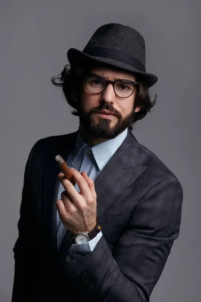 Homem elegante em chapéu e óculos — Fotografia de Stock