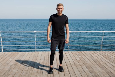 Yakışıklı adam iskelede duran