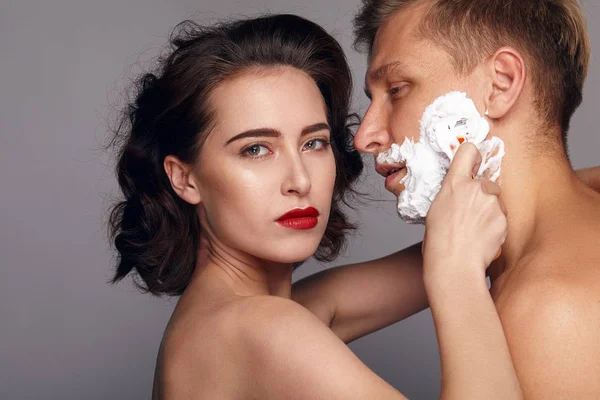 Muhteşem bir kadın tıraş adam — Stok fotoğraf