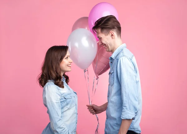 Tampilan samping pasangan dengan balon — Stok Foto