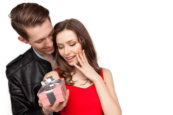 Man geven aan jonge vrouw — Stockfoto