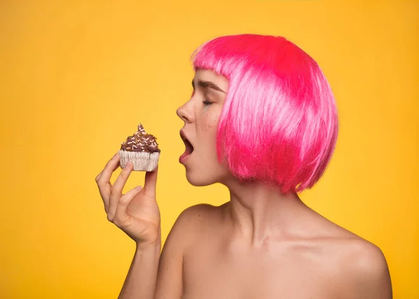 Young girl eating cupcake — Stock Photo, Image