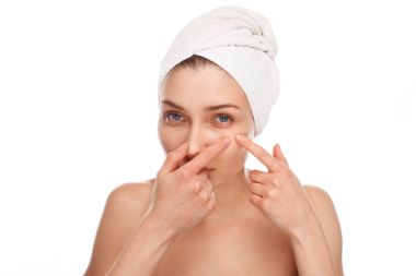 Beyaz arka plan üzerinde kadın haşhaş sivilce