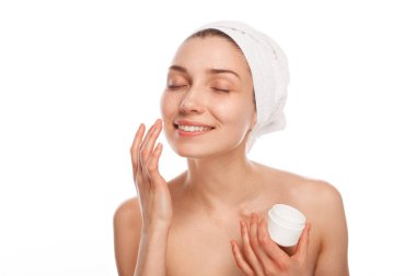 kadın Losyon yüzünde uygulama