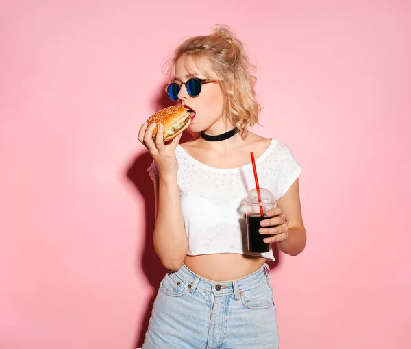 Beautiful fit girl with cola and burger — Stock Photo, Image