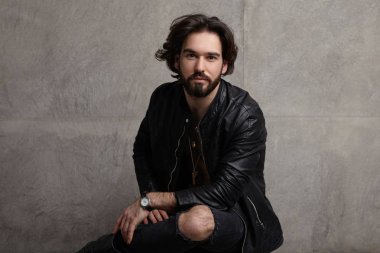 Yakışıklı sakallı adam portresi