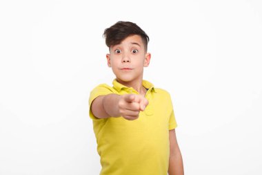 küçük çocuk kameraya dönük