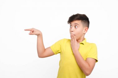 Uzağa işaret şok küçük çocuk