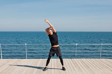 İskelede ısınma adam