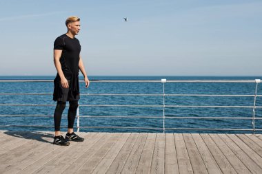 İskele üzerinde uygun adam