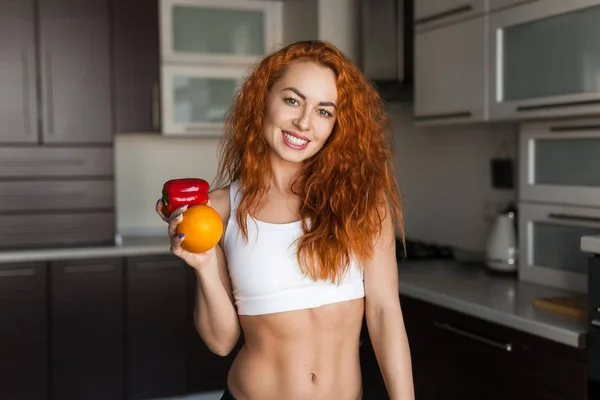 Mulher sorridente com laranja e pimenta — Fotografia de Stock