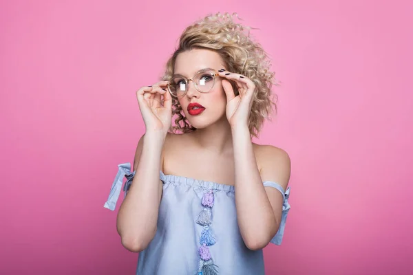 Ragazza elegante in occhiali — Foto Stock