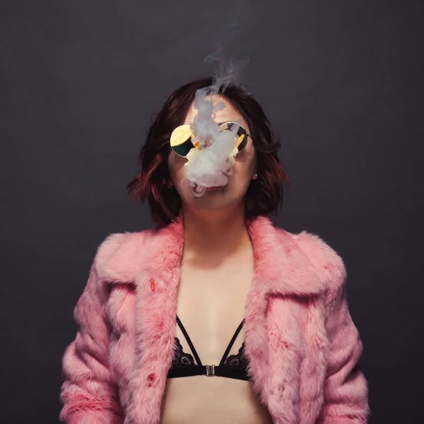 Modna Kobieta w dym — Zdjęcie stockowe