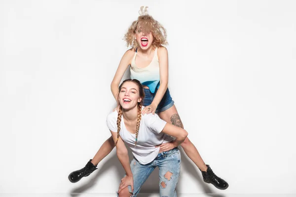 Alegre riendo jóvenes amigos — Foto de Stock