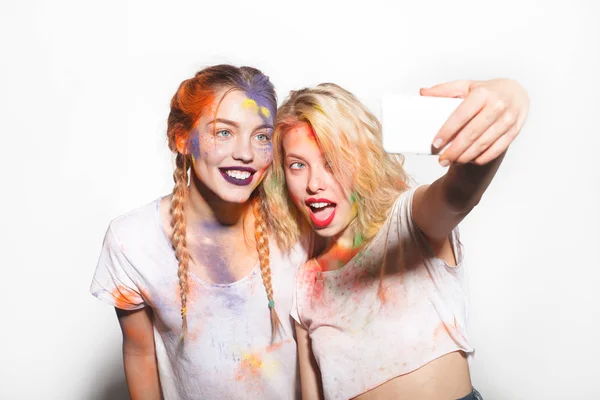 Femmes faisant selfie dans les couleurs holi — Photo