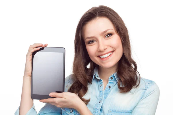Jovem menina alegre mostrando tablet — Fotografia de Stock