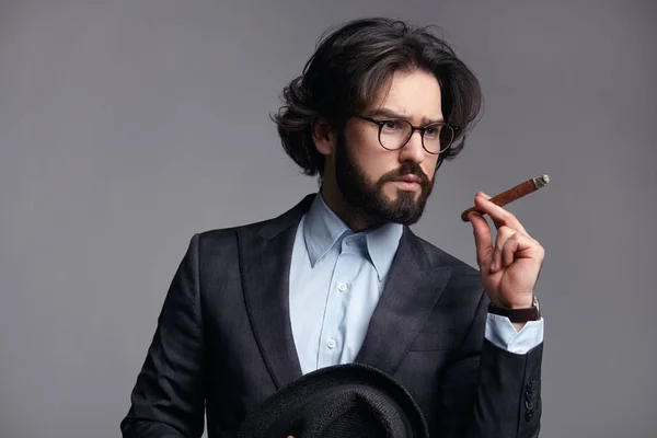 Красивий дорослий чоловік з сигарою — стокове фото