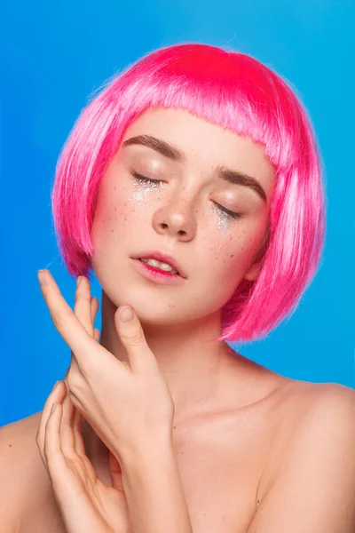 Sensual female model with eyes closed — Stock Photo, Image