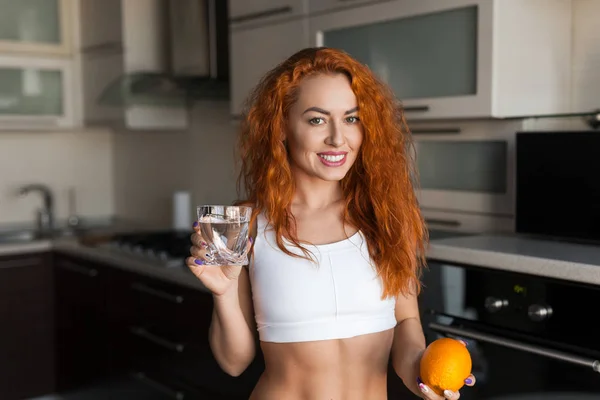 Mulher com água e laranja — Fotografia de Stock