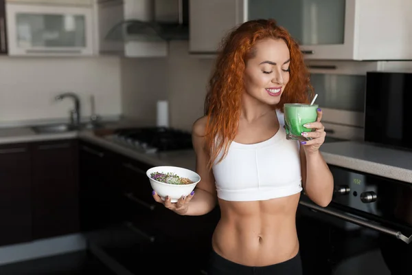 Woman with smoothie and salad — Stock Photo, Image