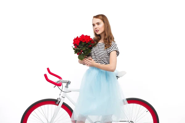 Женщина с цветами и велосипедом — стоковое фото