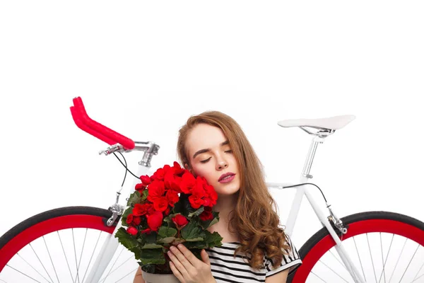 Mulher com bicicleta e flores — Fotografia de Stock