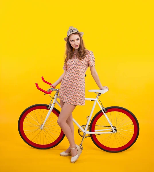 Mulher encantadora com bicicleta — Fotografia de Stock