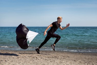 Paraşüt ile çalışma dışarı adam