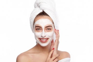 genç kadın uygulayarak maske