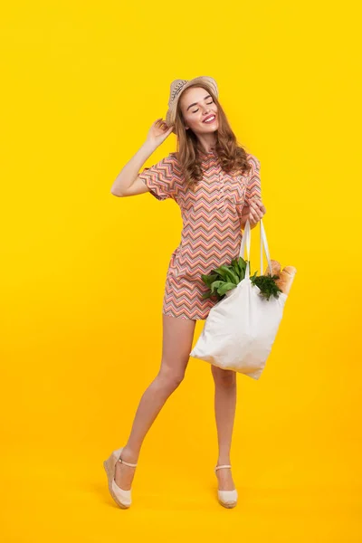 Menina alegre com saco de supermercado — Fotografia de Stock