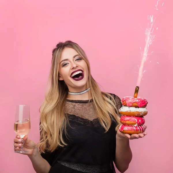 Vidám lány ünneplése születésnap — Stock Fotó