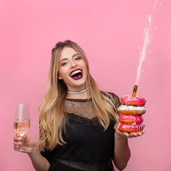 Ragazza allegra che festeggia il compleanno — Foto Stock