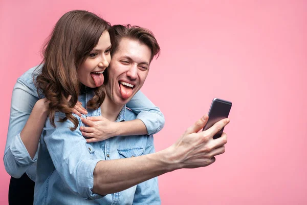 Casal alegre tomando selfie — Fotografia de Stock