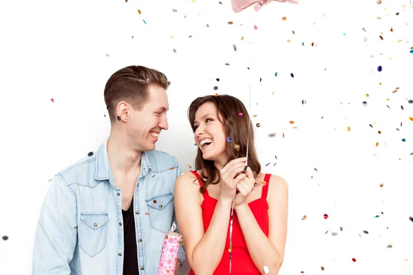 Adorável jovem casal em confete — Fotografia de Stock