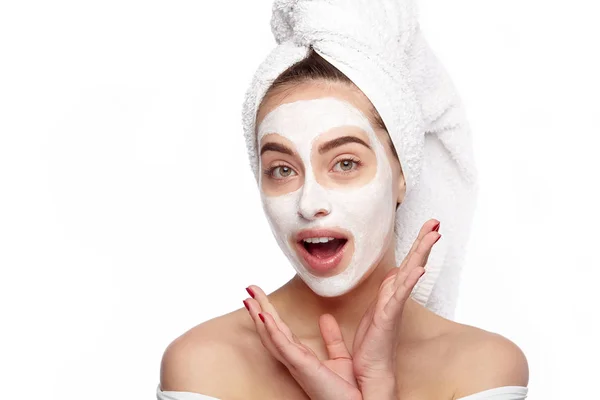 Verbaasd vrouw met cosmetische producten masker — Stockfoto