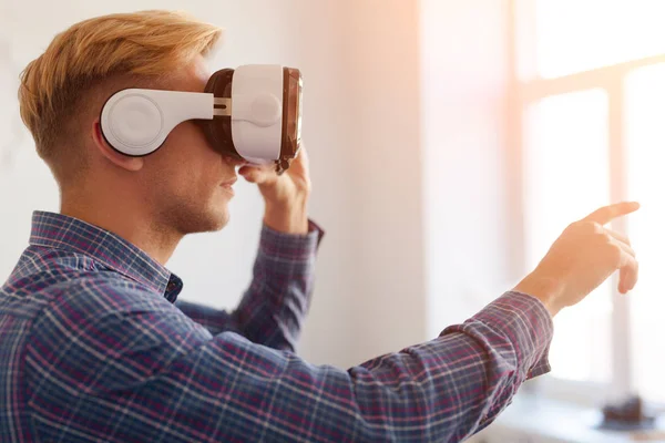 Homem em VR fone de ouvido tocando ar — Fotografia de Stock