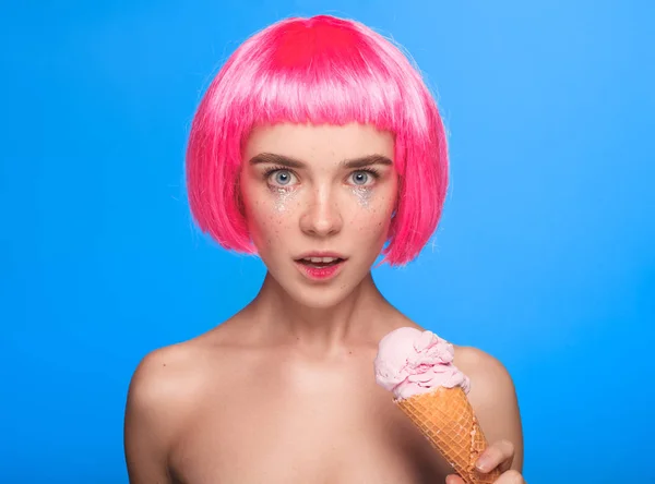 Giovane ragazza elegante in posa con il gelato — Foto Stock