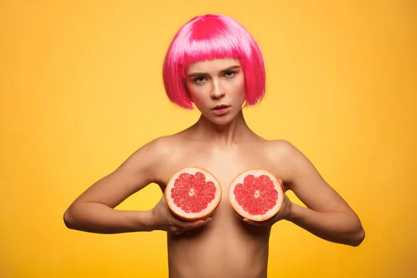 Чувственная модель с грейпфрутами — стоковое фото